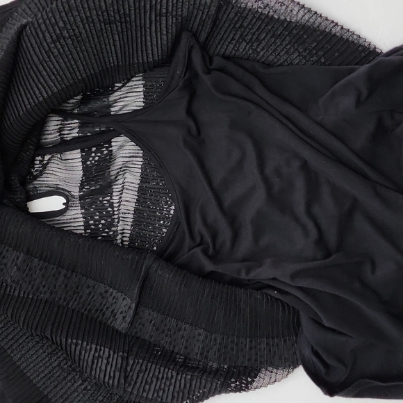 RW&CO Women's Black Sheer Lace Top Subtle Stripes Capped Short Sleeves Sz Small - Picture 11 of 16